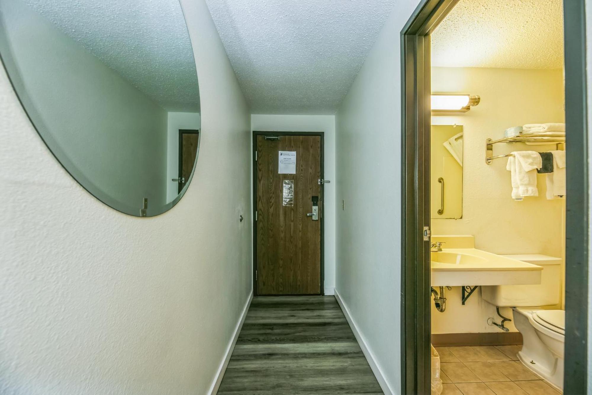 Hotel 8 Fergus Falls Exterior photo